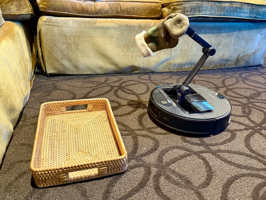 CES 2025: ¿Un robot que aspira y recoge los calcetines tirados por el suelo? Así será el futuro de la limpieza