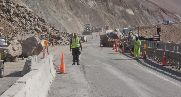 Arica: desprendimiento de rocas provoca socavón en la Ruta 5, a la altura de Cuesta Chinchorro