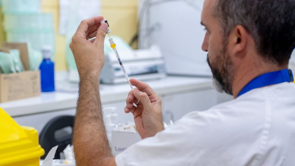 La vacuna de la gripe reduce a la mitad el riesgo de muerte, pero protege de forma irregular ante la infección