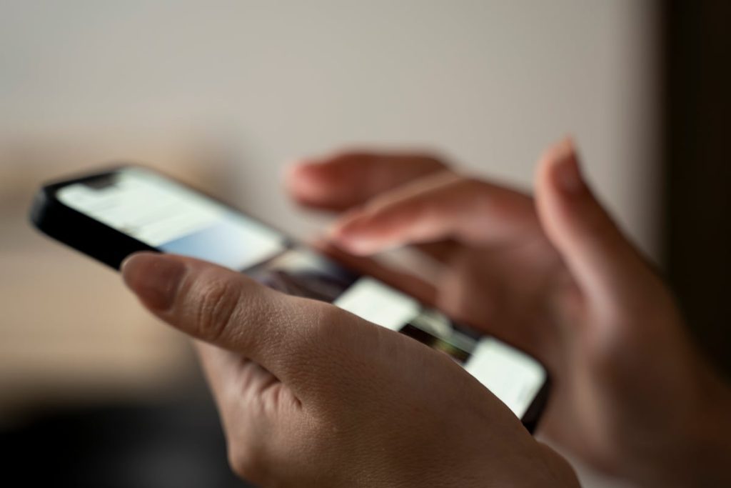 Publicar en redes sociales varias veces al día nos vuelve más propensos al enfado