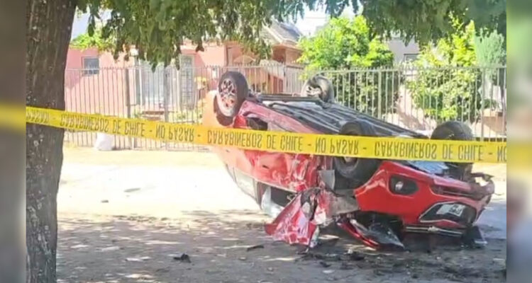 Accidente en Chillán deja un peatón fallecido: conductor volcó y está en riesgo vital