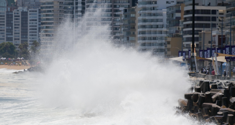 Anuncian marejadas anormales para gran parte de la costa chilena: estas serán las regiones afectadas