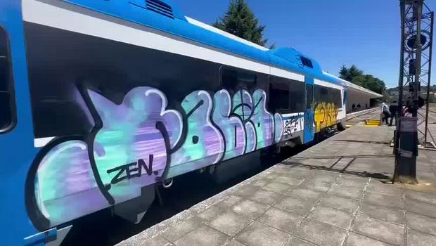 No empieza sus operaciones y ya fue vandalizado: rayan tren de servicio Llanquihue-Puerto Montt