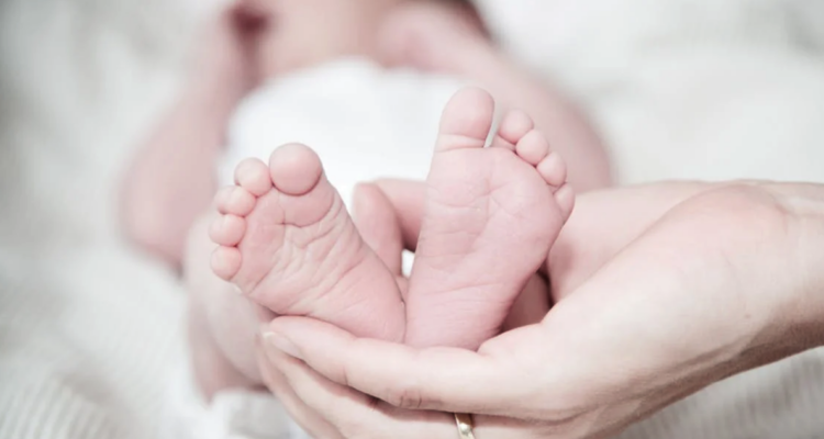 Un bebé de menos de dos semanas fue abandonado por sus padres en el Hospital de Bulnes