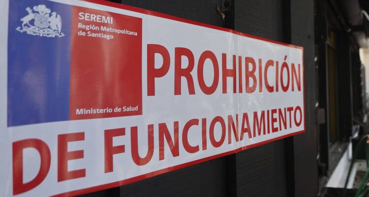 Cierran local de sushi por intoxicación de 44 personas en Lo Barnechea: adolescente está hospitalizado