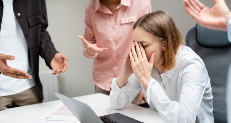 Estudio revela que una consecuencia del acoso laboral se puede “contagiar” a la pareja