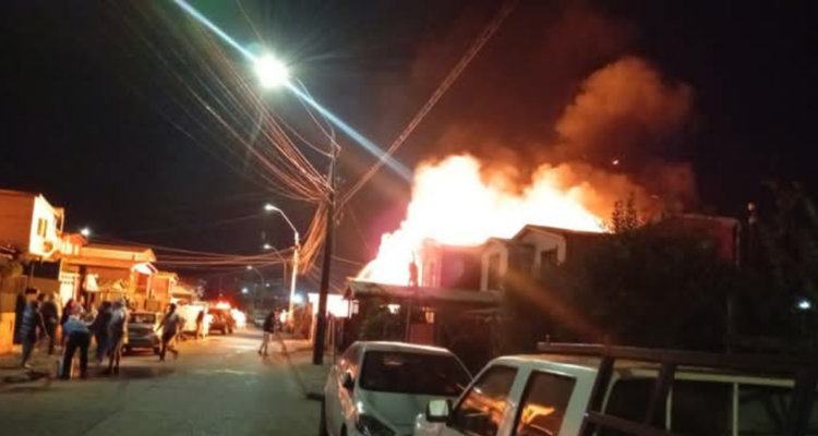 Adulto mayor muere en incendio en Tomé: carro de Bomberos no podía llegar por autos mal estacionados