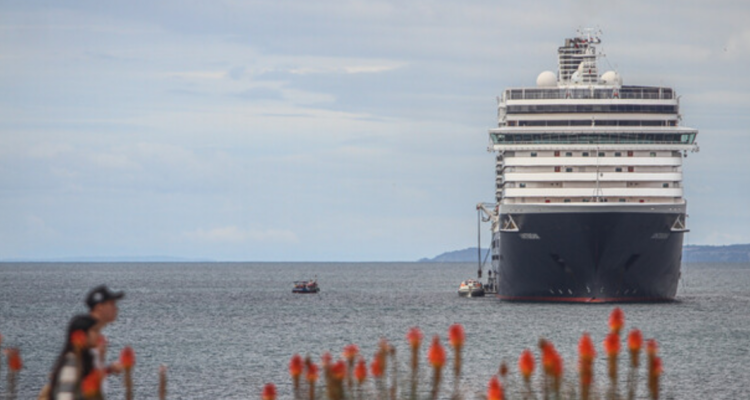 Nuevo crucero con más de 2.300 turistas llega  al Puerto de Valparaíso