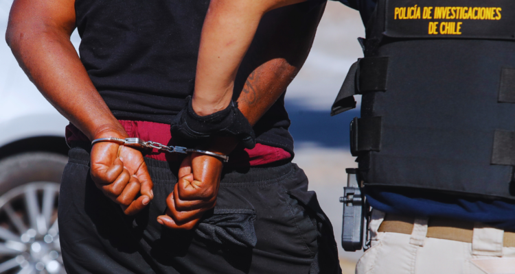 PDI e Interpol detienen en Perú a sujeto que se encontraba prófugo por el delito de violación