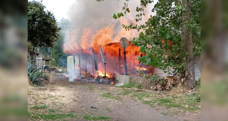 Incendio consumió vivienda en sector rural de Los Ángeles: vecinos dijeron escuchar gran ruido inicial