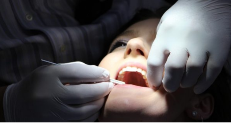 Condenan a clínica dental de Valdivia tras demanda de paciente: quedó con trozo de lima en mandíbula