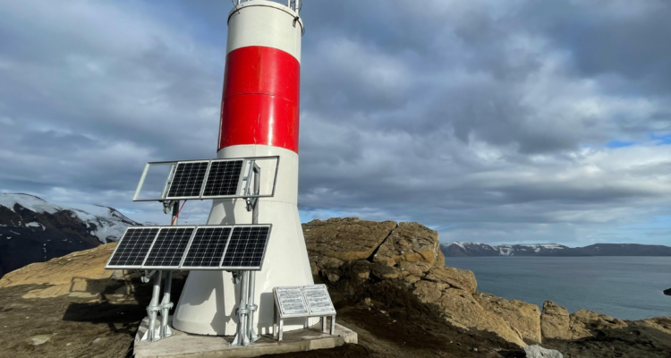 Con éxito concluye construcción de faro "Piloto Pardo" de la Armada en la Antártica