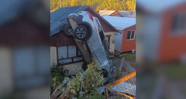 Auto volcó y dañó tres casas en Puerto Montt: conductor que manejaba en estado de ebriedad quedó libre