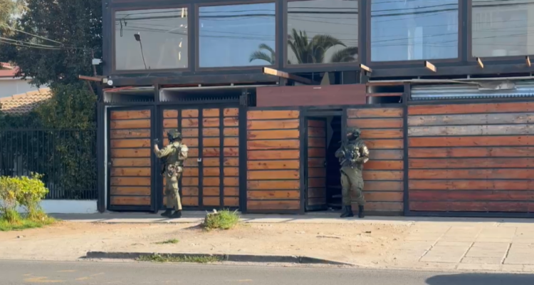 Allanamientos simultáneos en la RM buscando dinero de multimillonario robo contra Brinks