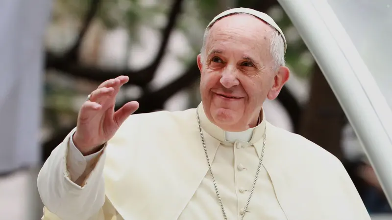 La extraordinaria vida de Francisco, el Papa “ambivalente” que rechazó los lujos del Vaticano