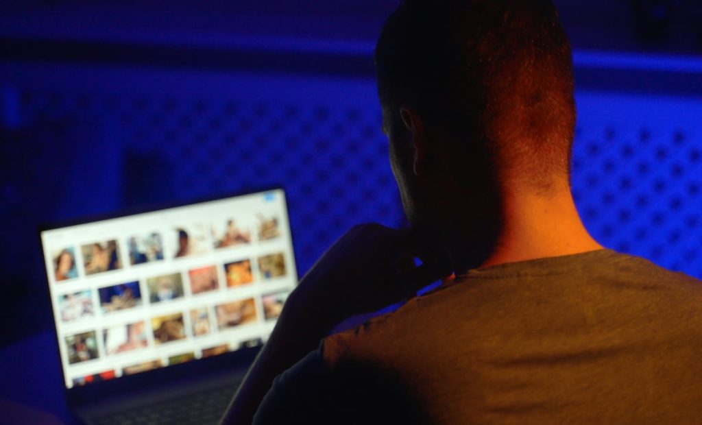 ¿Existe la adicción a la pornografía online? La ciencia intenta explicar este trastorno