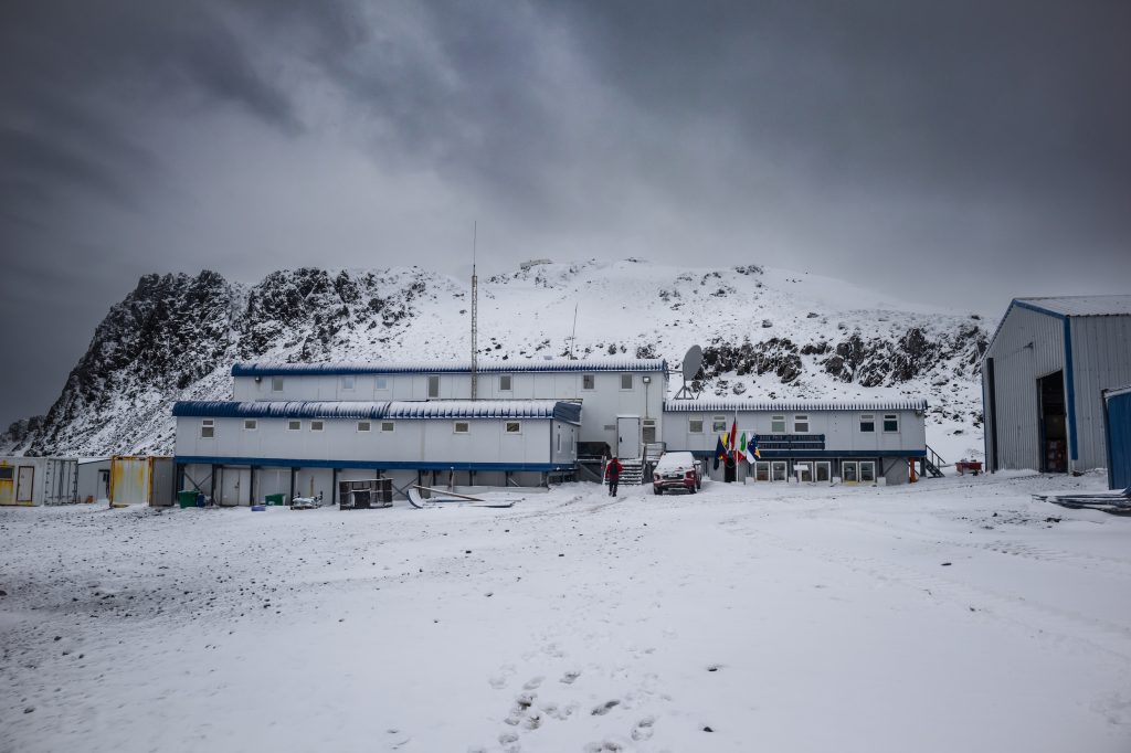 Chile logra doble hito en Antártica: primera base científica permanente y con jefa en invierno