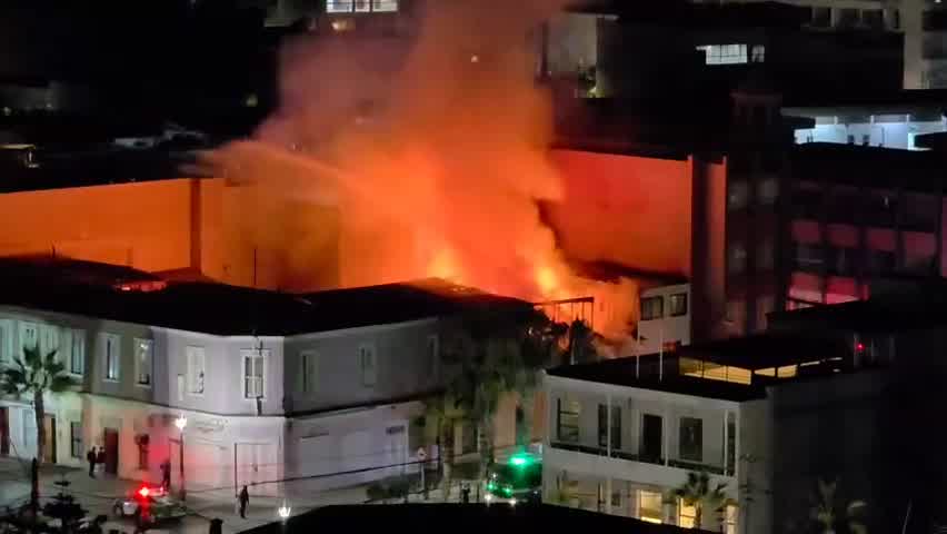 Incendio en pleno centro de Iquique amenaza casas patrimoniales