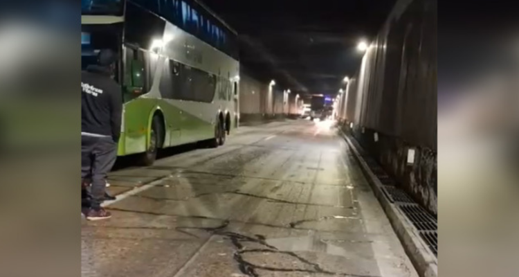 Choque de camiones provoca corte de tránsito en túnel Lo Prado en dirección a Santiago