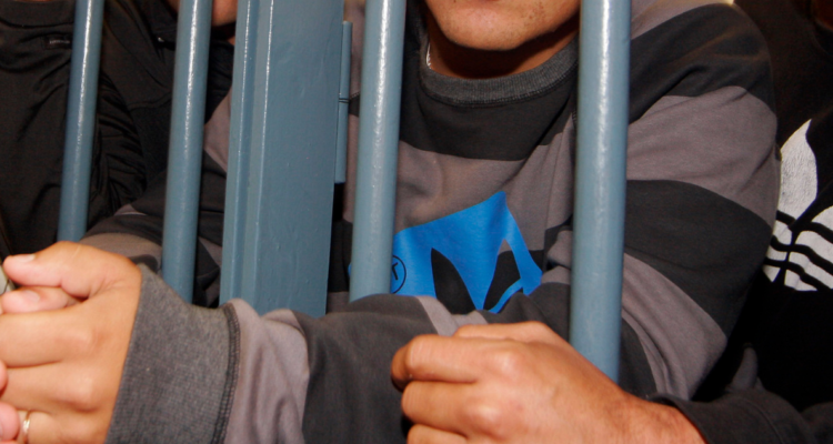 Un hombre detenido logró forzar y separar los barrotes para escapar de una comisaría en Valparaíso