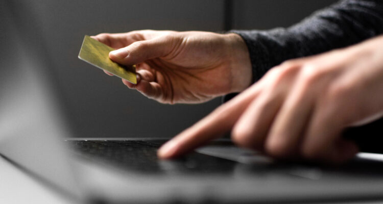 Hombre acusa que sujeto vulneró sus datos y le robó más de $1 millón tras pedir crédito por internet