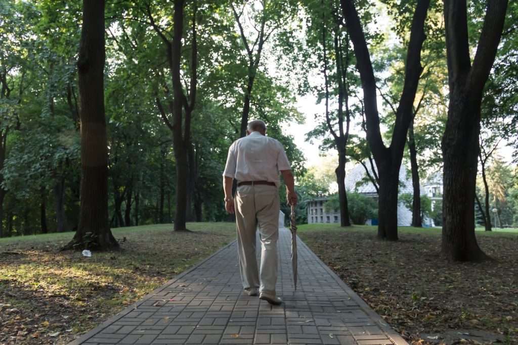 ¿Por qué se nos curva la espalda con la edad y qué podemos hacer para evitarlo?