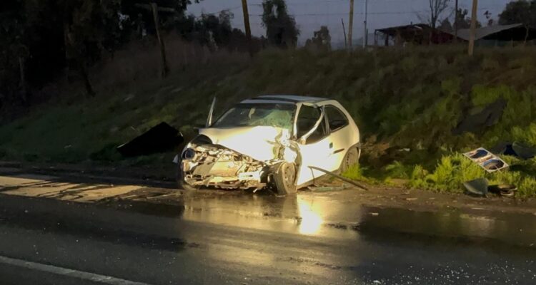 Colisión frontal entre vehículo y bus deja dos personas atrapadas en Camino Lo Echevers de Lampa