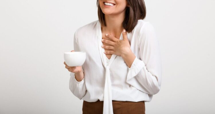 Las mujeres envejecen mejor si beben café, dice la ciencia: cuánto y cómo prepararlo para que funcione