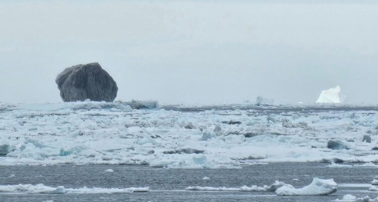 Captan raro iceberg negro en Canadá y la imagen da la vuelta al mundo