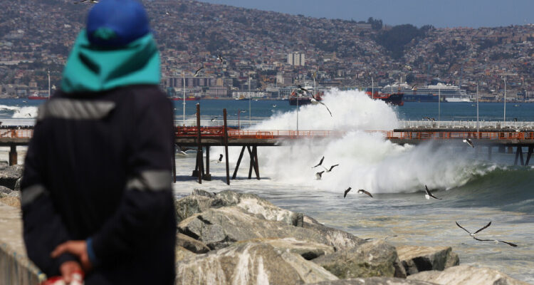 Armada alerta por marejadas en 14 regiones del país con olas de hasta 5 metros