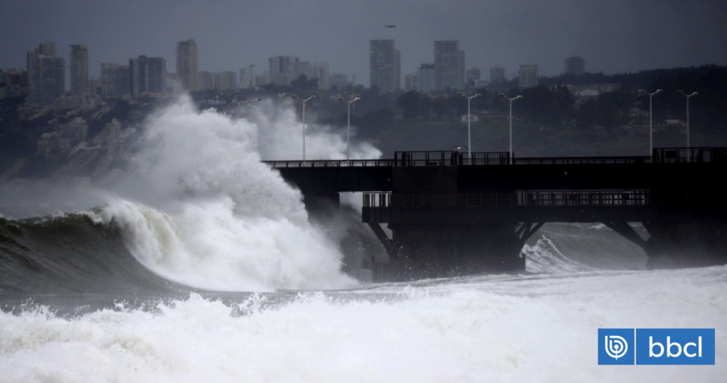 No hay tregua: renuevan aviso de marejadas para las costas de Chile ¿Qué regiones serán afectadas?