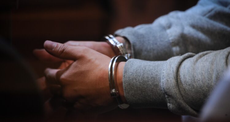 Tres condenados por apuñalar y golpear con un bate a adolescente de 16 años para robarle en Valdivia