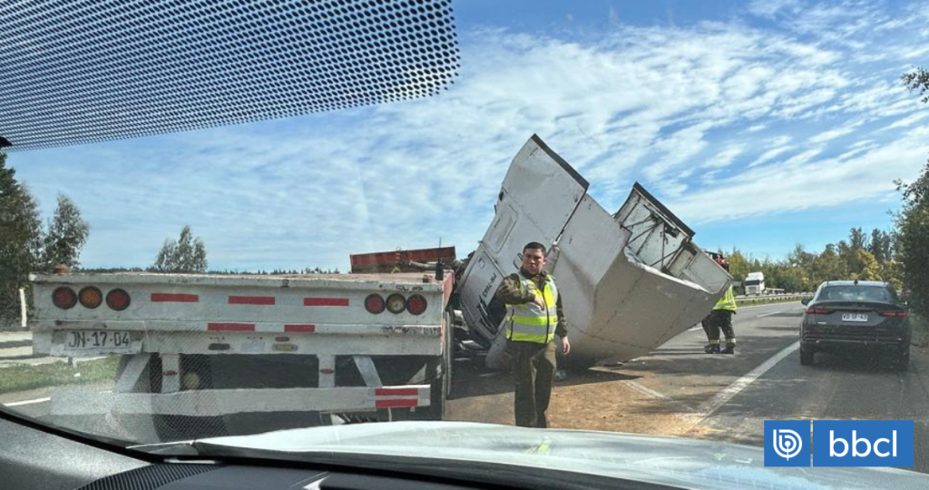 Accidente en dirección a Valparaíso deja cortada ruta 68: camión chocó contra barrera de contención