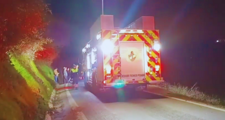 Camioneta con dos tripulantes en su interior cayó por barranco de 15 metros en Talca