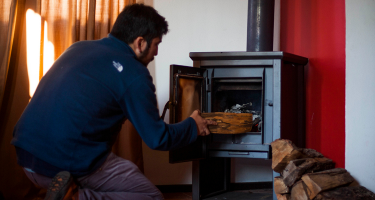 Cómo cambiar tu estufa a leña por una a pellet o un aire acondicionado, si vives en estas 14 comunas