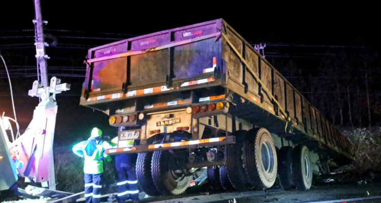 Un muerto y dos lesionados deja colisión de dos camiones en San Carlos