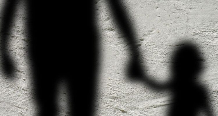 Sujeto es acusado de sustraer a niña de 2 años en Quillón y trasladarla a Colombia: quedó en prisión