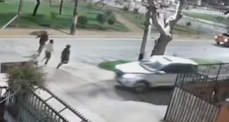 Conductor logra frustrar robo de su auto en Maipú: estuvo a punto de atropellar a los ladrones