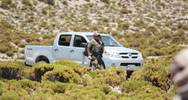 Hombre muere luego que tres autos cayeran por una quebrada en Arica: vehículos tenían encargo por robo
