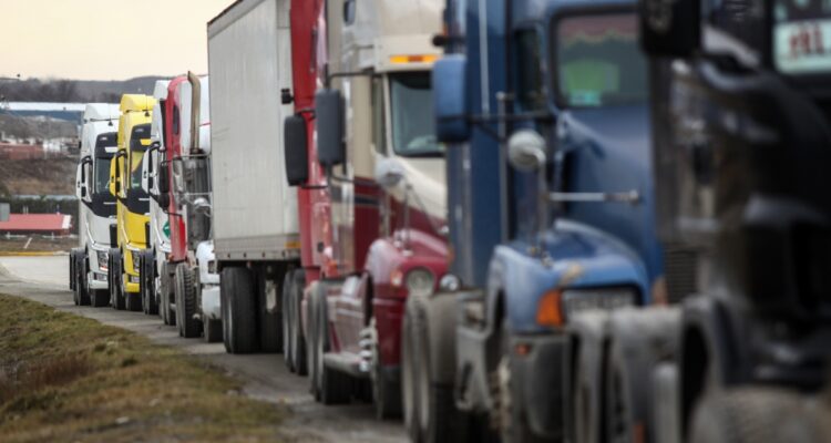 Transportistas de regiones australes irán en caravana a La Moneda: piden dejar de pasar por Argentina