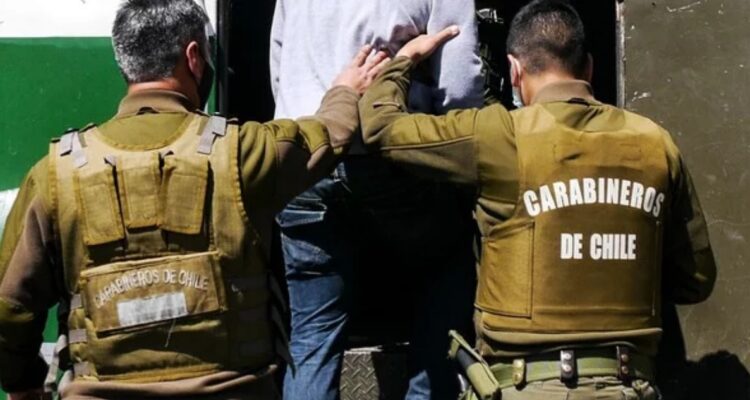 Hombre dispara con escopeta en la vía pública mientras conducía camioneta en Cholchol: fue detenido