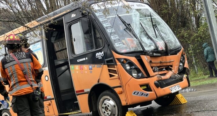 Dio positivo a cocaína: retienen licencia a chofer de microbús que protagonizó colisión en Valdivia