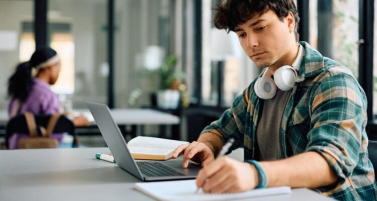 Santander abre convocatoria para el curso “Innovation & AI experience” en Madrid: así puedes postular