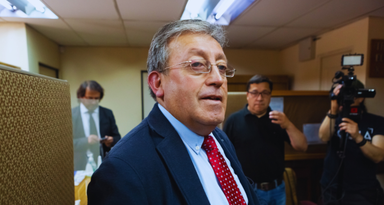 Gervoy Paredes interpone recurso de protección contra candidato del PDG: acusa que usó su imagen