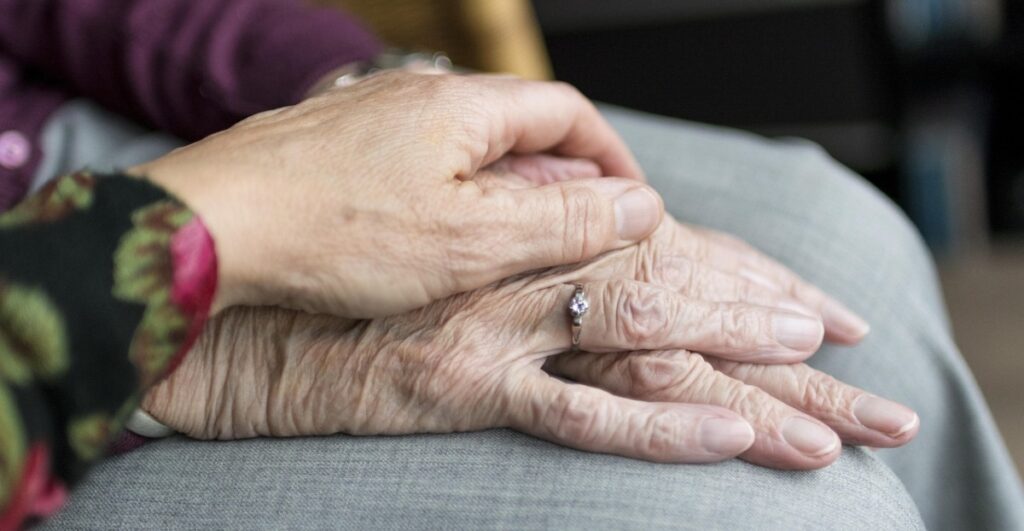 Adulta mayor es víctima de cuento del tío: recibió llamado de un presunto hijo y entregó $213 millones