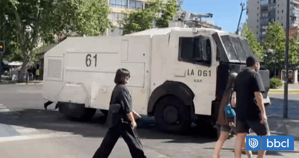 Overoles blancos realizan nuevos incidentes con bomba molotov afuera del Liceo Lastarria