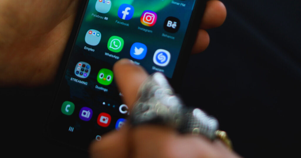 Eliminan a vecina de grupo de WhatsApp por "conflictiva", ella recurrió a la Justicia y deben añadirla