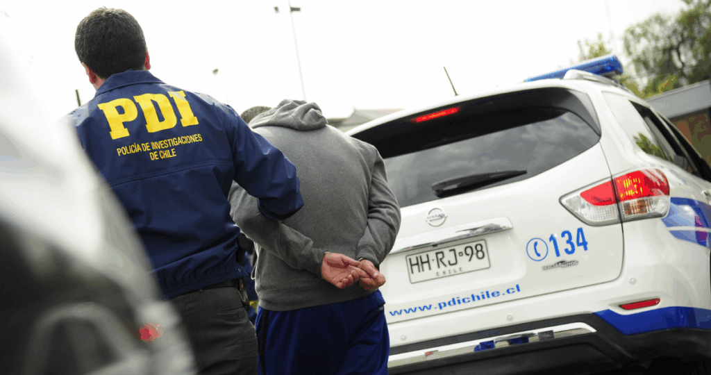 Detienen a sujeto de 57 años que habría violado a niña: hechos comenzaron cuando víctima tenía 7 años