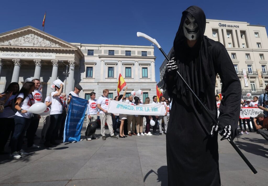 “¡Viva España, muera la muerte!”. Un evento en Madrid enreda el rigor y el esperpento de la ciencia contra el envejecimiento