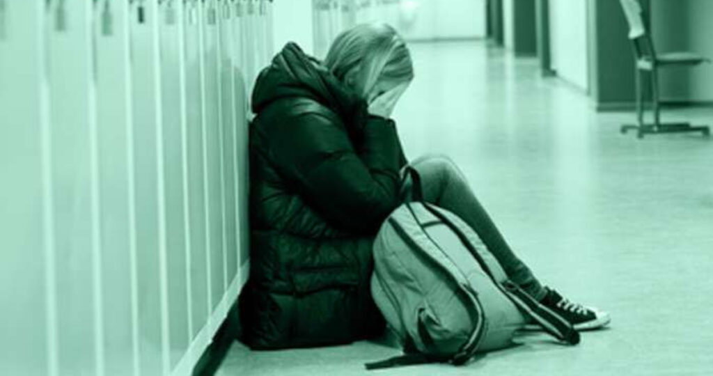 Abuela pide ayuda para nieta acosada por adolescente: la sigue en la calle para agredirla con cuchillo